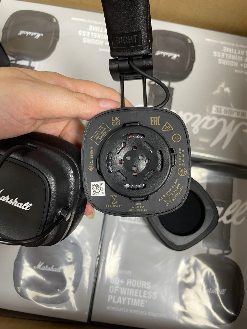 Marshall Major IV headphone boxes showing black and brown color options