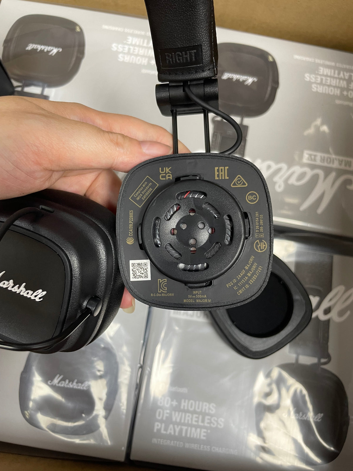 Marshall Major IV headphone boxes showing black and brown color options