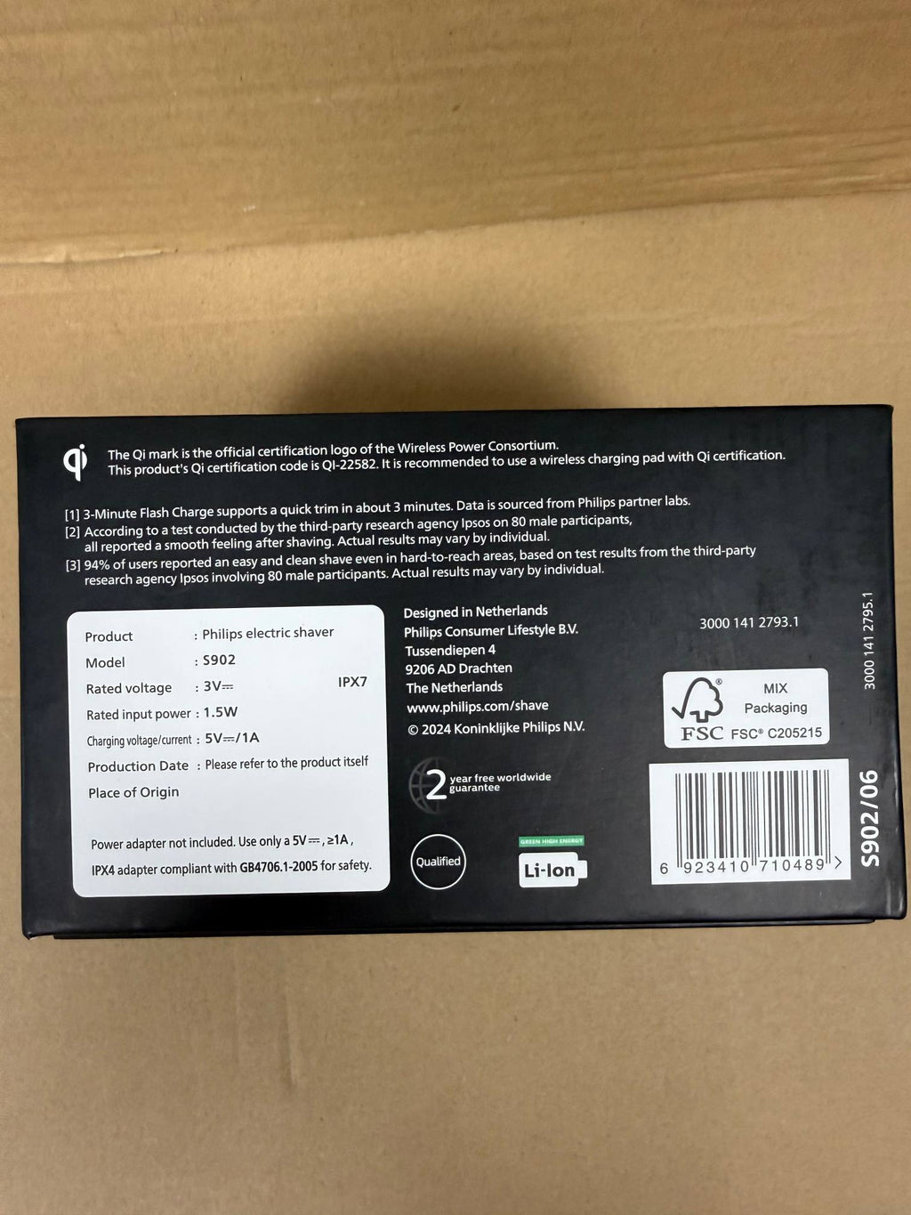 Front of Philips Portable Shaver 700 Series packaging